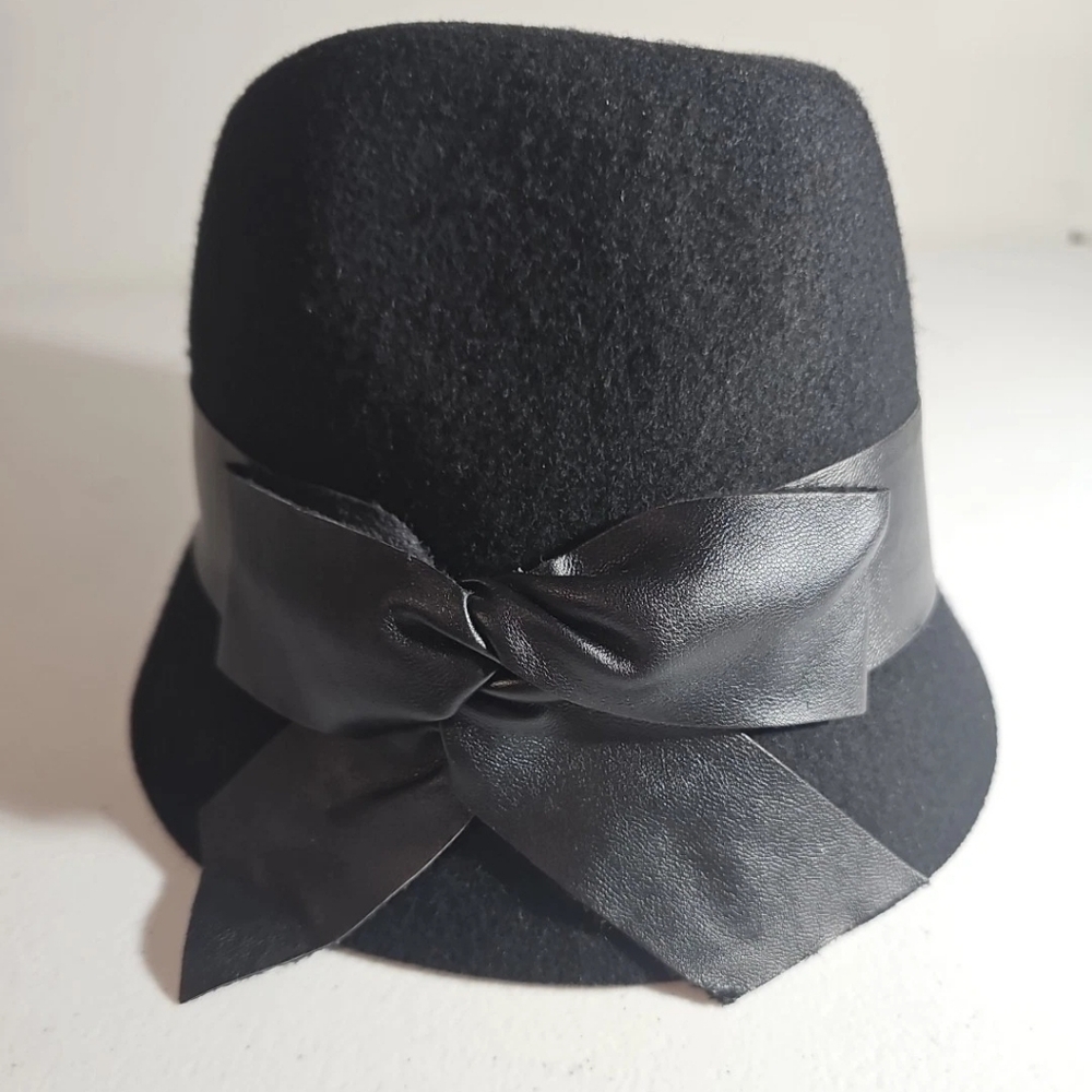 Giovannio New York Black Wool Felt Cloche Hat W/ Faux Leather Band/ Bow Vintage